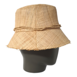 Sombrero de pescador adornado con monograma