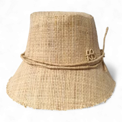 Sombrero de pescador adornado con monograma