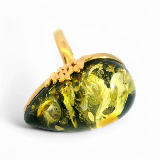 Anillo bañado en oro con ámbar verde