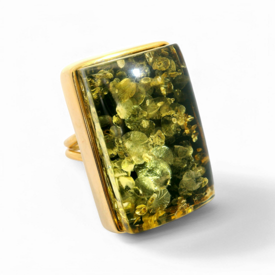 Anillo bañado en oro con ámbar verde